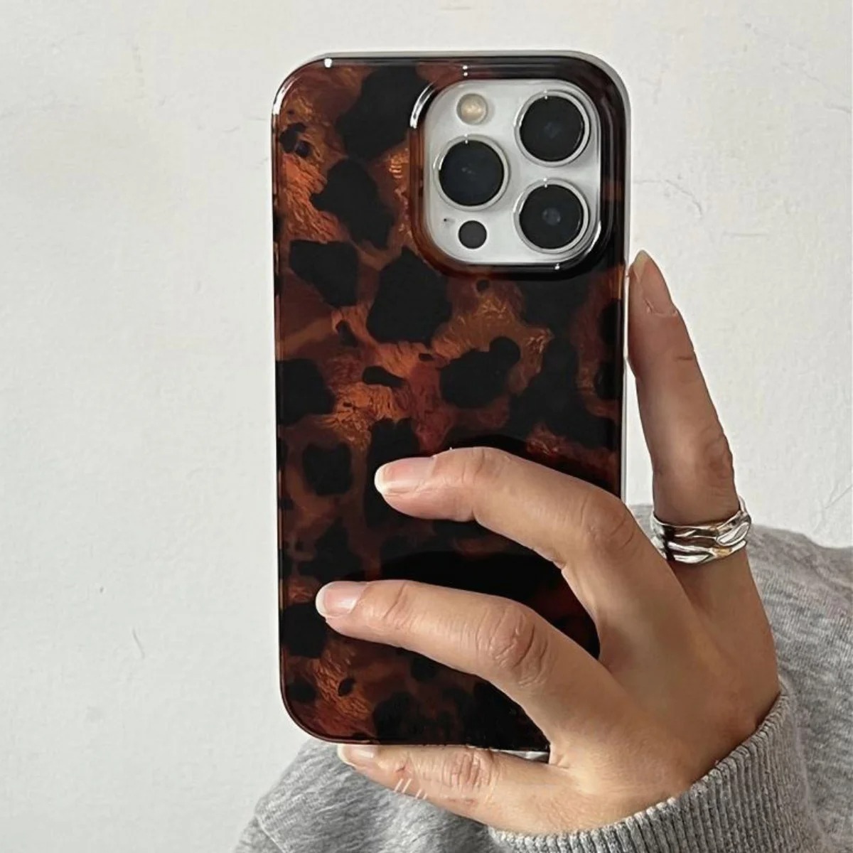 Phone Accessories Kiosk - เคสโทรศัพท์ลายพิมพ์เสือดาวสไตล์เรโทรสีอำพันแบบเลเซอร์สำหรับ iPhone 16 17 Pro Max
